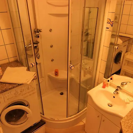 Hauts De Chaviere - Pour 3 Personnes 83 *